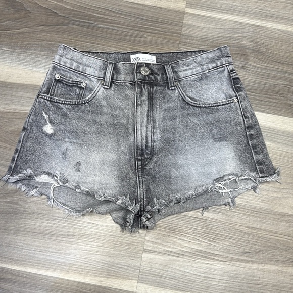 Zara Gray Frayed Jean Shorts size 4 - Picture 3 of 8